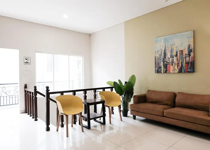 RedDoorz near Ciputra Golf Surabaya Hotel